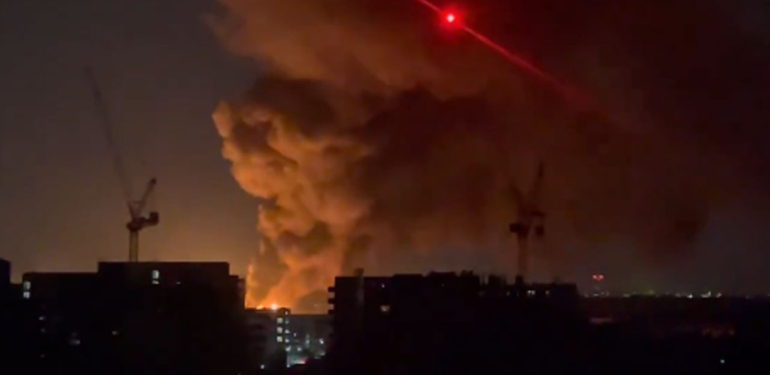 Londra’da Heathrow Havalimanı uçuşlara kapatıldı