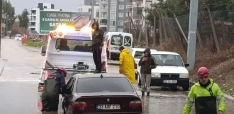 Adana Yağmura Teslim Oldu: Mezarlar Kayboldu, Sokakta Leğenle “Gemi” Yüzdürüldü!