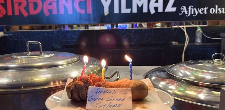 Adana Usulü “Acılı” Doğum Günü: Dr. İflah Kuvvetli Pastayı Bıraktı, Mumları Şırdana Dikti!