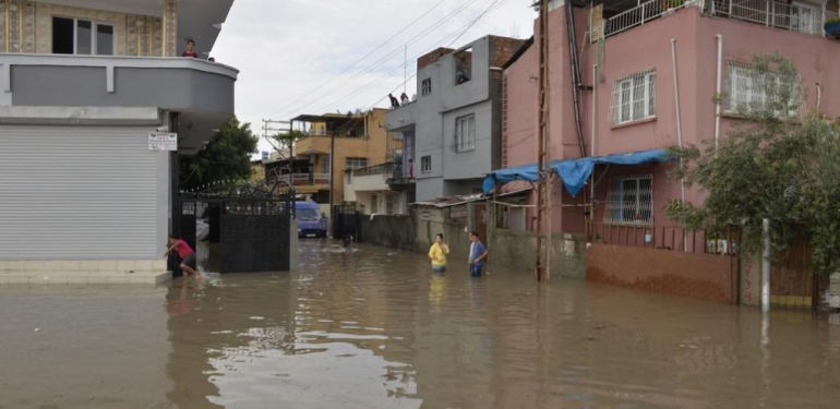 Adana’da Sağanak Kâbusu: Cadde ve Sokaklar Göle Döndü!