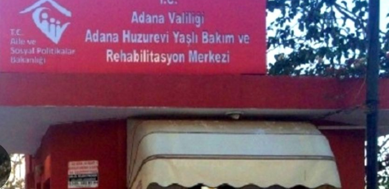 Adana’da “Protokol” Bayramı: Kameralara Poz Verenler Huzurevini Unuttu!